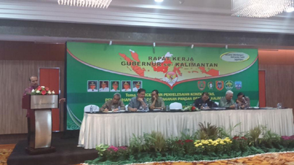 1a._Menteri_PPN_menutup_acr_Rakonreg_program_prioritas_Kalimantan_5_nov_14_web