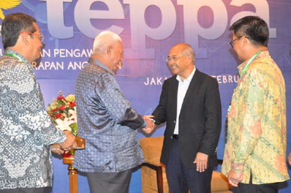 1a._Gub_Kaltim_DR.H._Awang_Faroek_Ishak__menerima_ucapan_selamat_dari_Ketua_UKP4_Kuntoro_Mangkusubroto_24-2-14